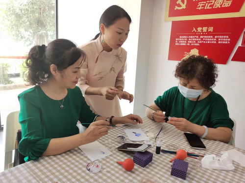 南園街道啟動“非遺在社區”內畫藝術培訓班，傳承人萬歡親授技藝